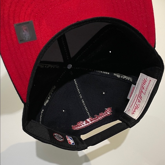*NEW* Mitchell & Ness Black and Red Toronto Raptors Snapback Hat - Picture 7 of 8